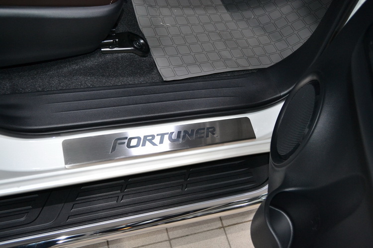НАКЛАДКА НА ВНУТРЕННИЕ ПОРОГИ (4 ШТ) TOYOTA FORTUNER 2017