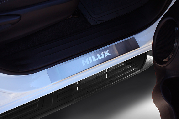 НАКЛАДКИ НА ВНУТРЕННИЕ ПОРОГИ (4 ШТ) TOYOTA HILUX 2015